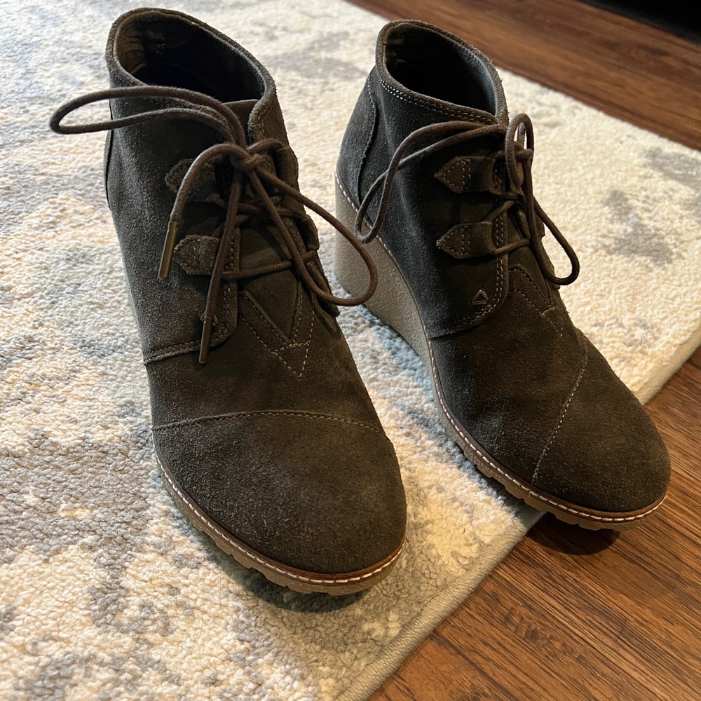 Like new TOMS Desert Wedge Bootie Size 10 Dark Gray/Green